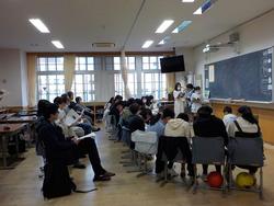 空港のロビーにいる人たち

AI 生成コンテンツは誤りを含む可能性があります。