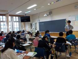 部屋に集まっている人々

AI 生成コンテンツは誤りを含む可能性があります。