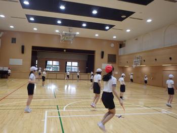 床, 屋内, スポーツゲーム, 天井 が含まれている画像

AI 生成コンテンツは誤りを含む可能性があります。