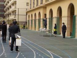 建物の前を歩く人々

AI 生成コンテンツは誤りを含む可能性があります。