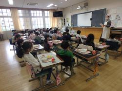 散らかった部屋にいる人たち

AI 生成コンテンツは誤りを含む可能性があります。