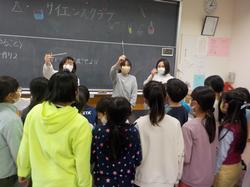 群衆の前に立っている男性

AI 生成コンテンツは誤りを含む可能性があります。
