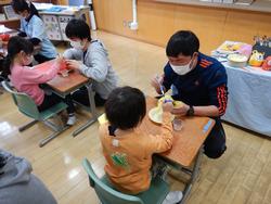 屋内, 人, テーブル, グループ が含まれている画像

AI 生成コンテンツは誤りを含む可能性があります。