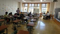 屋内, 床, 窓, テーブル が含まれている画像

AI 生成コンテンツは誤りを含む可能性があります。