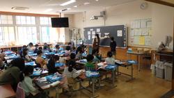 部屋の中にいる人たち

AI 生成コンテンツは誤りを含む可能性があります。