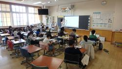 部屋の中にいる人々

AI 生成コンテンツは誤りを含む可能性があります。