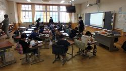 部屋の中にいる人たち

AI 生成コンテンツは誤りを含む可能性があります。