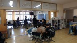部屋の中にいる人たち

AI 生成コンテンツは誤りを含む可能性があります。