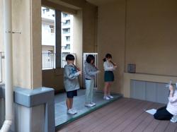窓の外を見ている人たち

AI 生成コンテンツは誤りを含む可能性があります。