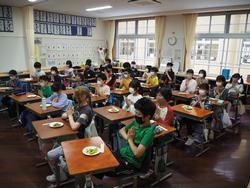 テーブルを囲んでいる人たち

AI 生成コンテンツは誤りを含む可能性があります。