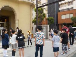 建物の前を歩く人々

AI 生成コンテンツは誤りを含む可能性があります。