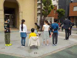 建物の前の歩道を歩く人々

AI 生成コンテンツは誤りを含む可能性があります。