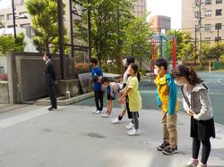 屋外, 道路, 建物, 人 が含まれている画像

AI 生成コンテンツは誤りを含む可能性があります。