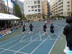 バスケットボールの試合をする人々

AI 生成コンテンツは誤りを含む可能性があります。