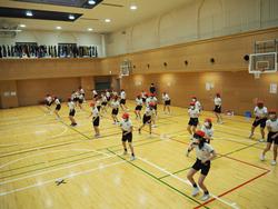 屋内, 天井, スポーツ, スポーツゲーム が含まれている画像

AI 生成コンテンツは誤りを含む可能性があります。