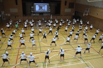 スポーツゲーム, 民衆, グループ, 立つ が含まれている画像

AI 生成コンテンツは誤りを含む可能性があります。