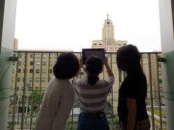 立つ, 男, フロント, 窓 が含まれている画像

AI 生成コンテンツは誤りを含む可能性があります。