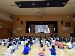 屋内, 天井, 民衆, 大きい が含まれている画像

AI 生成コンテンツは誤りを含む可能性があります。