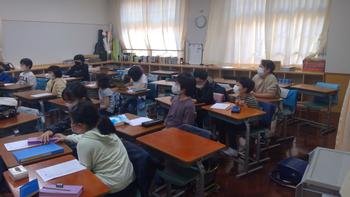 屋内, テーブル, ノートパソコン, 座る が含まれている画像

AI 生成コンテンツは誤りを含む可能性があります。