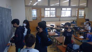 部屋の中にいる子供たち

AI 生成コンテンツは誤りを含む可能性があります。