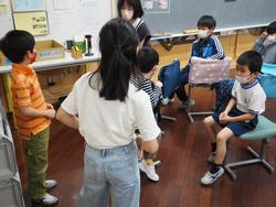 部屋に集まっている人達

AI 生成コンテンツは誤りを含む可能性があります。
