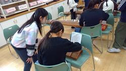 シーン, 部屋, 図書館, テーブル が含まれている画像

AI 生成コンテンツは誤りを含む可能性があります。
