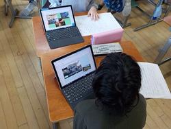 屋内, テーブル, 座る, 木製 が含まれている画像

AI 生成コンテンツは誤りを含む可能性があります。