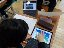 ノートパソコンで作業をしている人

AI 生成コンテンツは誤りを含む可能性があります。