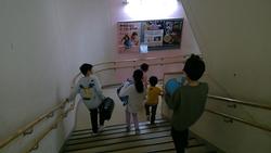 屋内, 少し, 子供, 若い が含まれている画像

AI 生成コンテンツは誤りを含む可能性があります。