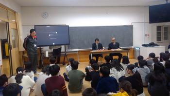 会議室にいる人たち

AI 生成コンテンツは誤りを含む可能性があります。