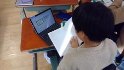 テーブル, コンピュータ, 部屋, 男 が含まれている画像

AI 生成コンテンツは誤りを含む可能性があります。