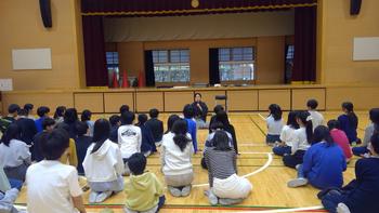 部屋に集まっている人たち

AI 生成コンテンツは誤りを含む可能性があります。