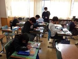 屋内, テーブル, 人, 座る が含まれている画像

AI 生成コンテンツは誤りを含む可能性があります。