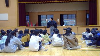 屋内, 民衆, 人, グループ が含まれている画像

AI 生成コンテンツは誤りを含む可能性があります。