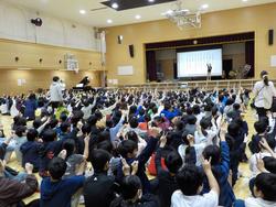 講堂に集まる人々

AI 生成コンテンツは誤りを含む可能性があります。