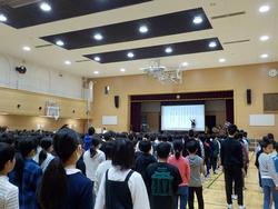 講堂にいる人たち

AI 生成コンテンツは誤りを含む可能性があります。