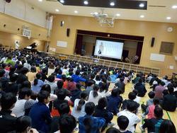 講堂に集まる人々

AI 生成コンテンツは誤りを含む可能性があります。