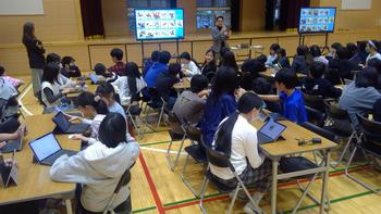 屋内, ノートパソコン, 人, コンピュータ が含まれている画像

AI 生成コンテンツは誤りを含む可能性があります。