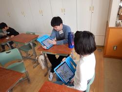屋内, 子供, 少年, 若い が含まれている画像

AI 生成コンテンツは誤りを含む可能性があります。