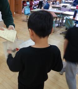 人, 屋内, テーブル, 少年 が含まれている画像

AI 生成コンテンツは誤りを含む可能性があります。