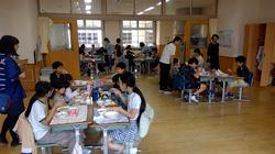 部屋に集まっている人達

AI 生成コンテンツは誤りを含む可能性があります。