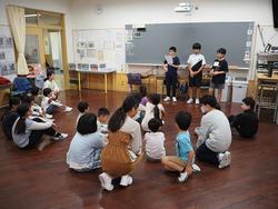 部屋に集まっている人達

AI 生成コンテンツは誤りを含む可能性があります。