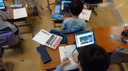 子供, 少年, 若い, 座る が含まれている画像

AI 生成コンテンツは誤りを含む可能性があります。
