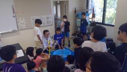 会議室に集まる人々

AI 生成コンテンツは誤りを含む可能性があります。