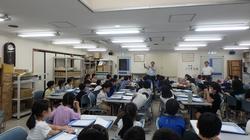 部屋に集まっている人々

AI 生成コンテンツは誤りを含む可能性があります。