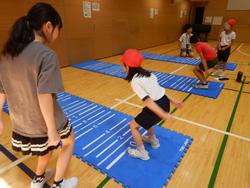 床, 屋内, 子供, スポーツ が含まれている画像

AI 生成コンテンツは誤りを含む可能性があります。