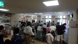 部屋の中にいる人たち

AI 生成コンテンツは誤りを含む可能性があります。