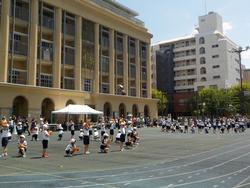 建物の前の広場にいる人たち

AI 生成コンテンツは誤りを含む可能性があります。