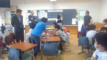 部屋に集まっている人々

AI 生成コンテンツは誤りを含む可能性があります。