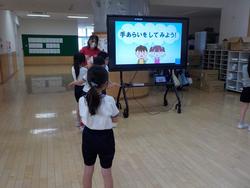 床, 屋内, 再生, 人 が含まれている画像

AI 生成コンテンツは誤りを含む可能性があります。